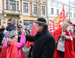 Kard. Ryś śpiewa kolędę na Orszaku Trzech Króli. "Dzisiaj mi się ułożyły trzy nowe zwrotki..." 