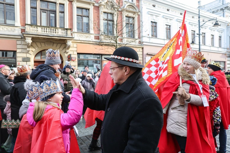 Kard. Ryś śpiewa kolędę na Orszaku Trzech Króli. "Dzisiaj mi się ułożyły trzy nowe zwrotki..." 