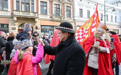 Byliśmy z Wami na Orszakach Trzech Króli! Posłuchaj, jak kard. Ryś śpiewa własne zwrotki znanej kolędy