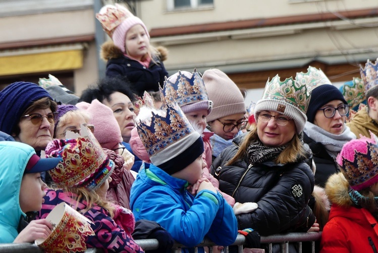 Orszak Trzech Króli w Bielsku-Białej 2025 - w drodze do stajenki na pl. Wojska Polskiego