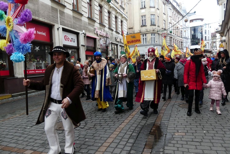 Orszak Trzech Króli w Bielsku-Białej 2025 - w drodze do stajenki na pl. Wojska Polskiego