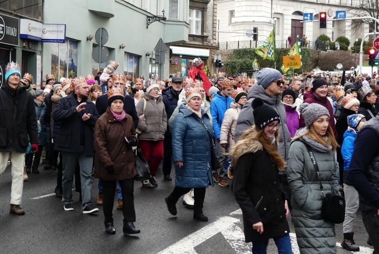 Orszak Trzech Króli w Bielsku-Białej 2025 - w drodze do stajenki na pl. Wojska Polskiego