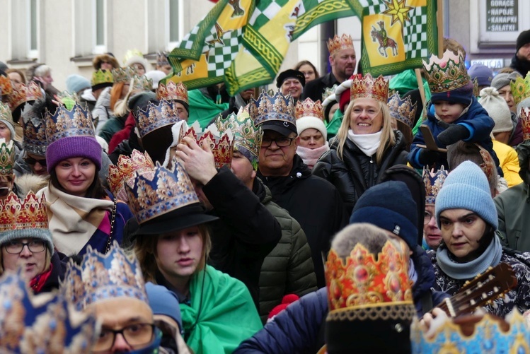 Orszak Trzech Króli w Bielsku-Białej 2025 - w drodze do stajenki na pl. Wojska Polskiego