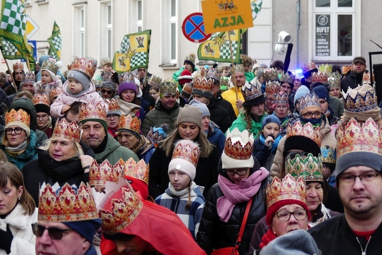 Orszak Trzech Króli w Bielsku-Białej 2025 - w drodze do stajenki na pl. Wojska Polskiego