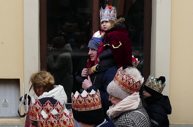 Orszak Trzech Króli w Bielsku-Białej 2025 - w drodze do stajenki na pl. Wojska Polskiego