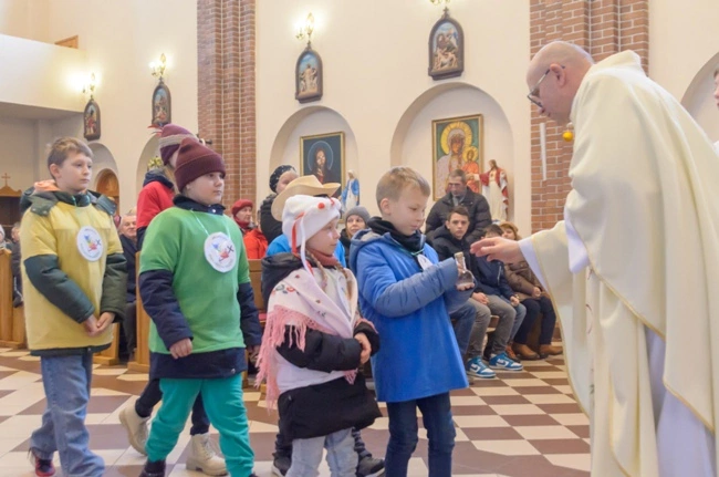 W oprawę liturgiczną włączyły się dzieci z orszaku.
