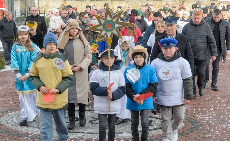 Orszak przeszedł ulicami Rusinowa.