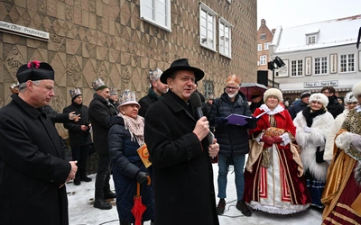 Z pokłonem przed Dworem Artusa
