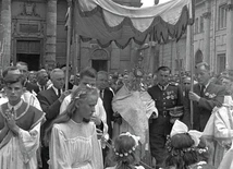 Salami z religii. Jak zapisała się w historii walka rządzących ze szkolną katechezą 