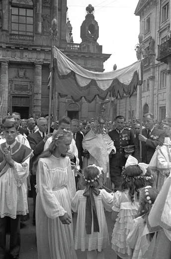 Salami z religii. Jak zapisała się w historii walka rządzących ze szkolną katechezą 