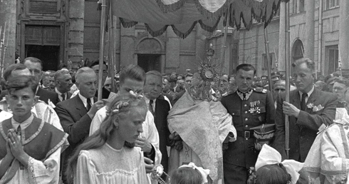 Salami z religii. Jak zapisała się w historii walka rządzących ze szkolną katechezą 