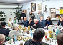 Goście małego jubileuszu i uczestnicy środowych spotkań przy wspólnym stole. 