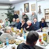 Goście małego jubileuszu i uczestnicy środowych spotkań przy wspólnym stole. 