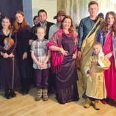 Autorzy i wykonawcy spektaklu o wędrówce Maryi, Józefa i Jezusa. 