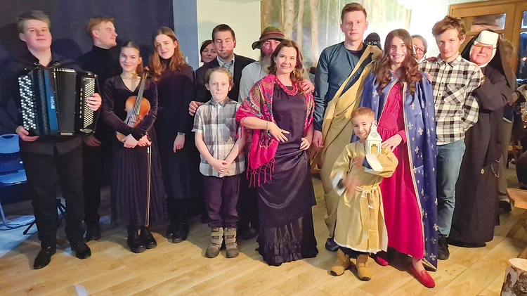 Autorzy i wykonawcy spektaklu o wędrówce Maryi, Józefa i Jezusa. 