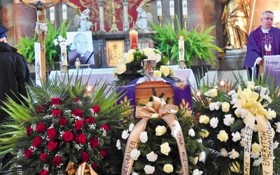 Podczas liturgii pogrzebowej.