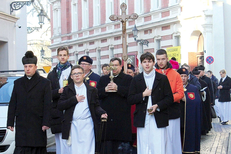 Procesja do świątyni katedralnej.