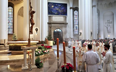 Uczczenie krzyża było jednym z elementów liturgii otwierającej jubileusz w katowickiej katedrze.