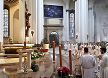 Uczczenie krzyża było jednym z elementów liturgii otwierającej jubileusz w katowickiej katedrze.