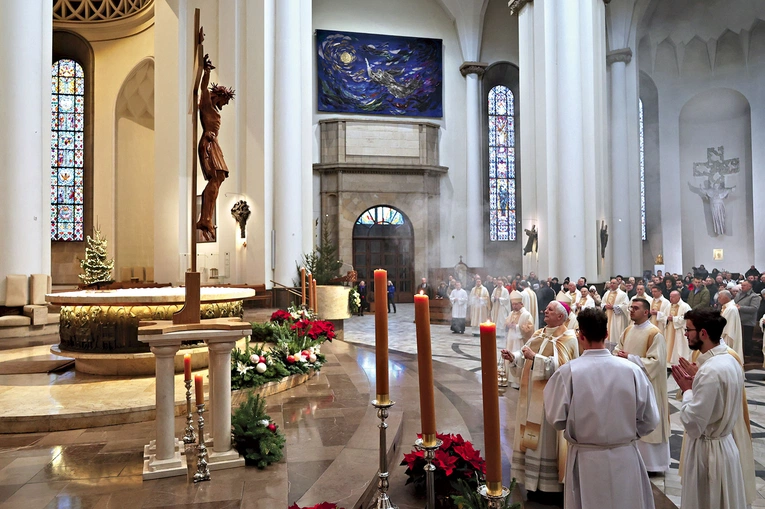 Uczczenie krzyża było jednym z elementów liturgii otwierającej jubileusz w katowickiej katedrze.