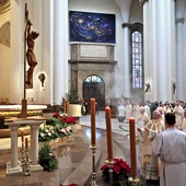 Uczczenie krzyża było jednym z elementów liturgii otwierającej jubileusz w katowickiej katedrze.