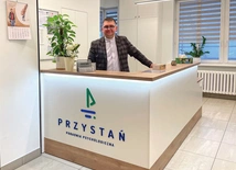Ks. Kazimierz Musioł zaprasza do korzystania z oferty Przystani w obu lokalizacjach poradni: w Katowicach (na zdjęciu) i w Rybniku. 