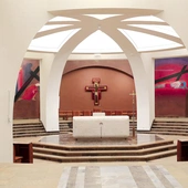 Widok na nawę główną i prezbiterium. 