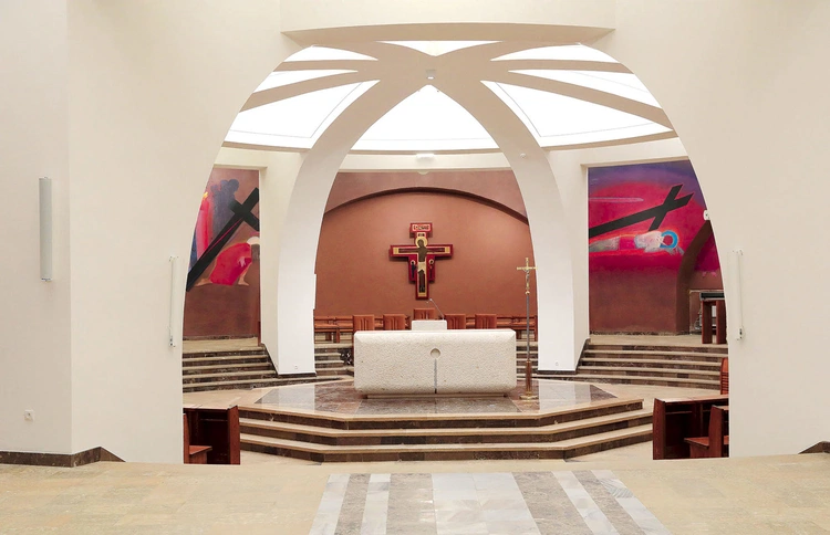 Widok na nawę główną i prezbiterium. 