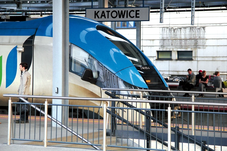 Z oferty regionalnego przewoźnika na kilkunastu liniach korzysta ok. 20 mln pasażerów rocznie. Ich tabor liczy ponad 60 pociągów.
