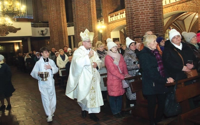 Biskup Zadarko pokropił wiernych wodą święconą.