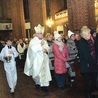 Biskup Zadarko pokropił wiernych wodą święconą.