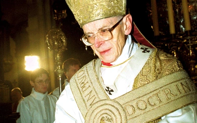 Katedra na Wawelu, 1999 r. Kard. Franciszek Macharski z medalionem jubileuszowym.