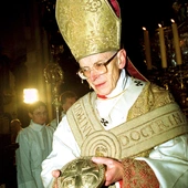 Katedra na Wawelu, 1999 r. Kard. Franciszek Macharski z medalionem jubileuszowym.