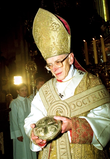Katedra na Wawelu, 1999 r. Kard. Franciszek Macharski z medalionem jubileuszowym.