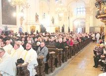 Ceremonie rozpoczęły się w wyremontowanym kościele pw. św. Jana Chrzciciela.