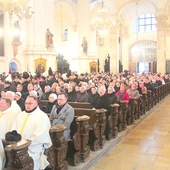 Ceremonie rozpoczęły się w wyremontowanym kościele pw. św. Jana Chrzciciela.