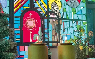 W diecezji płockiej już blisko dwa tysiące osób przez 24 godziny na dobę adorują Jezusa.