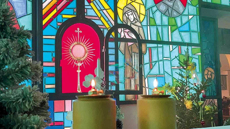 W diecezji płockiej już blisko dwa tysiące osób przez 24 godziny na dobę adorują Jezusa.