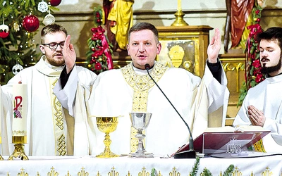 	Ksiądz Jarosław Dobrzeniecki modlił się za wszystkich członków wspólnot parafialnych.