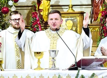 	Ksiądz Jarosław Dobrzeniecki modlił się za wszystkich członków wspólnot parafialnych.