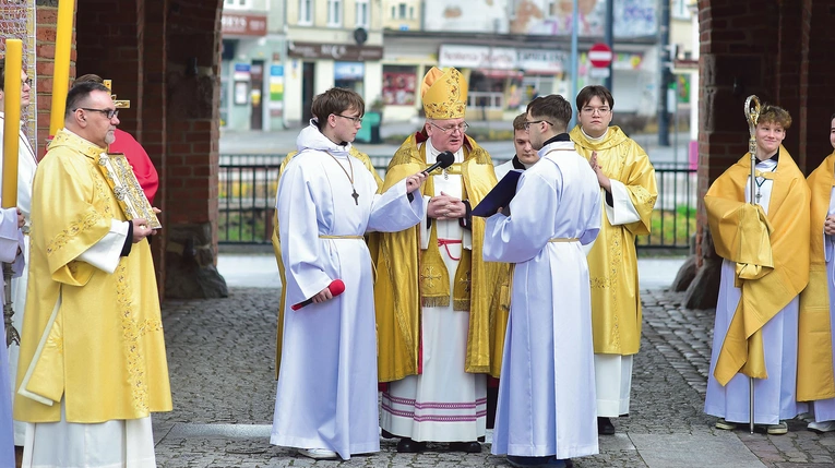	– Uroczyście otwieramy Rok Jubileuszowy 2025 w naszej archidiecezji  – wybrzmiały przy Wysokiej Bramie w Olsztynie słowa wypowiedziane przez metropolitę warmińskiego.