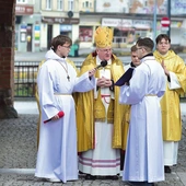 	– Uroczyście otwieramy Rok Jubileuszowy 2025 w naszej archidiecezji  – wybrzmiały przy Wysokiej Bramie w Olsztynie słowa wypowiedziane przez metropolitę warmińskiego.