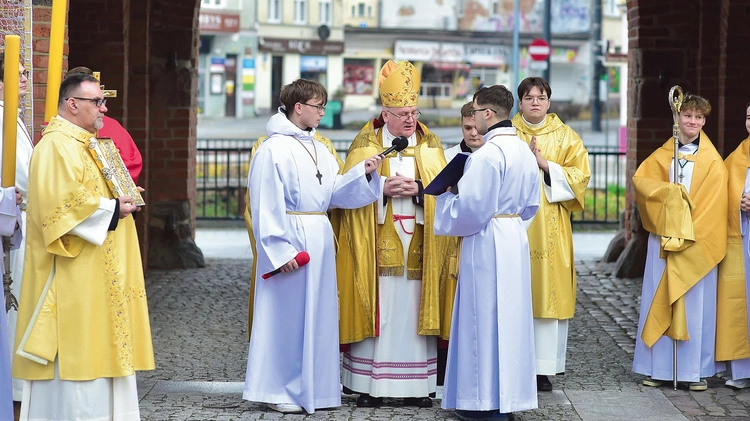 	– Uroczyście otwieramy Rok Jubileuszowy 2025 w naszej archidiecezji  – wybrzmiały przy Wysokiej Bramie w Olsztynie słowa wypowiedziane przez metropolitę warmińskiego.