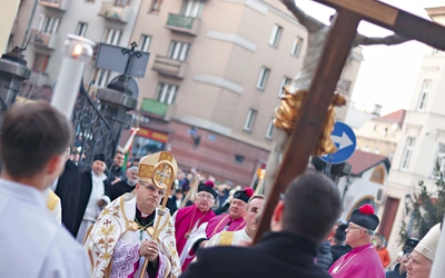 	Przed wejściem do świątyni hierarcha wraz z wiernymi  oddali cześć niesionemu na czele krucyfiksowi.
