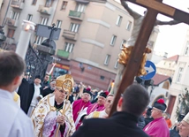 	Przed wejściem do świątyni hierarcha wraz z wiernymi  oddali cześć niesionemu na czele krucyfiksowi.