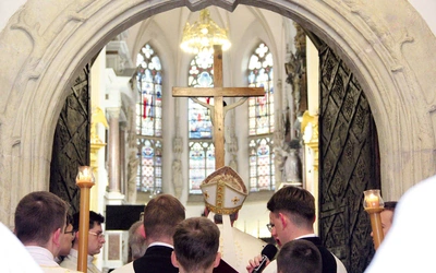 	Przez główne drzwi katedry pasterz tarnowskiej diecezji wniósł krzyż jubileuszowy.