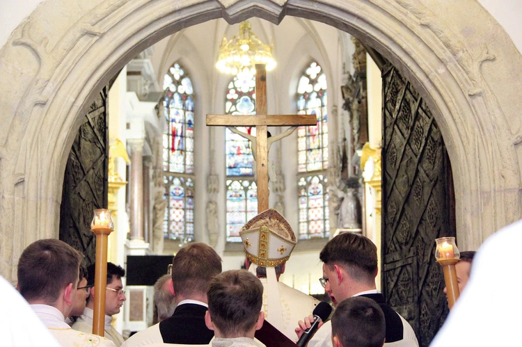 	Przez główne drzwi katedry pasterz tarnowskiej diecezji wniósł krzyż jubileuszowy.