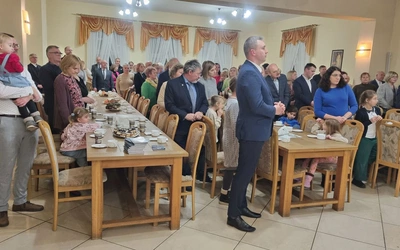 	Przedstawiciele wspólnot, którzy posługują parom sakramentalnym i ich dzieciom, w seminaryjnym refektarzu.