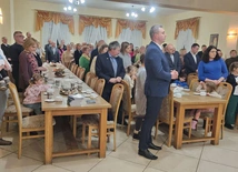 	Przedstawiciele wspólnot, którzy posługują parom sakramentalnym i ich dzieciom, w seminaryjnym refektarzu.