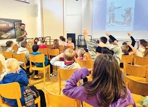 	Lekcja o dzielnych żołnierzach i równie dzielnym niedźwiadku Wojtku.